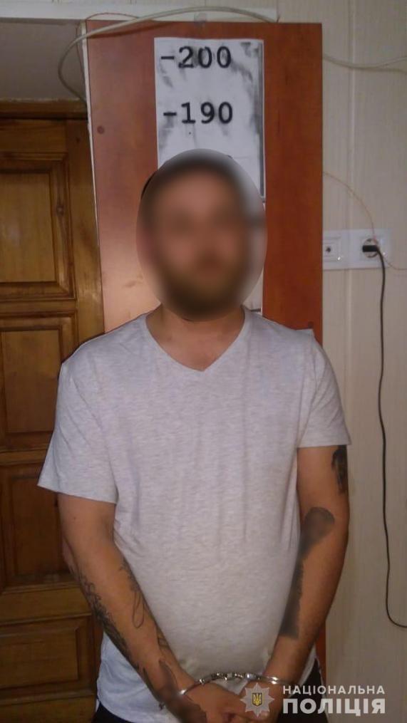 Одеські поліцейські викрили зловмисника, який скоїв розбійний напад на працівницю торговельного закладу