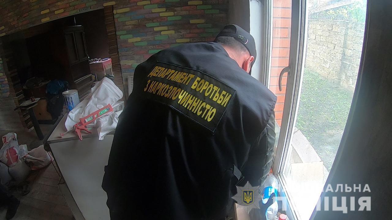 Жителя Одеси поліцейські викрили у незаконному вирощуванні конопель та зберіганні наркотичних засобів