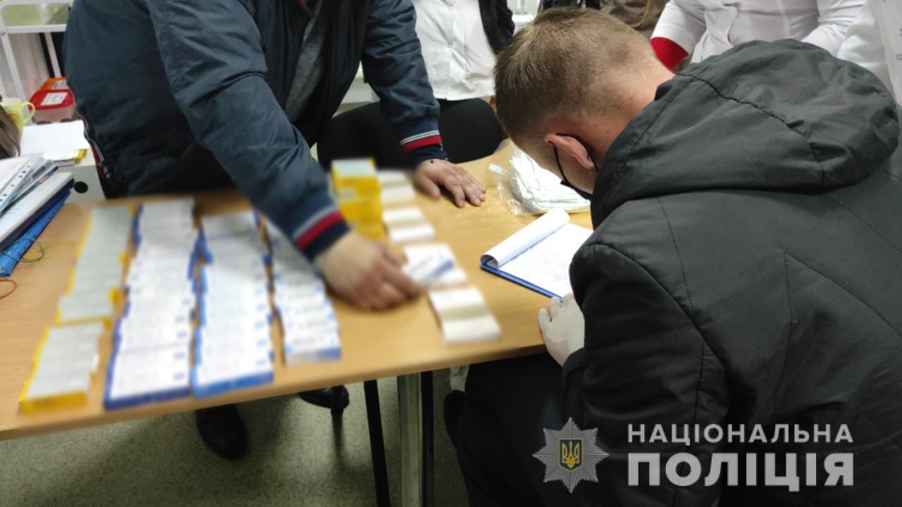 В Одесі правоохоронці викрили групу лікарів, які порушували правила використання наркотичних засобів і торгували рецептами на право їх придбання