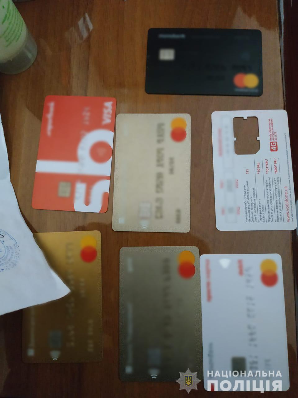 Кіберполіція Одещини припинила протиправну діяльність чотирьох одеситів, які в незаконний спосіб отримували гроші в фінансовій установі