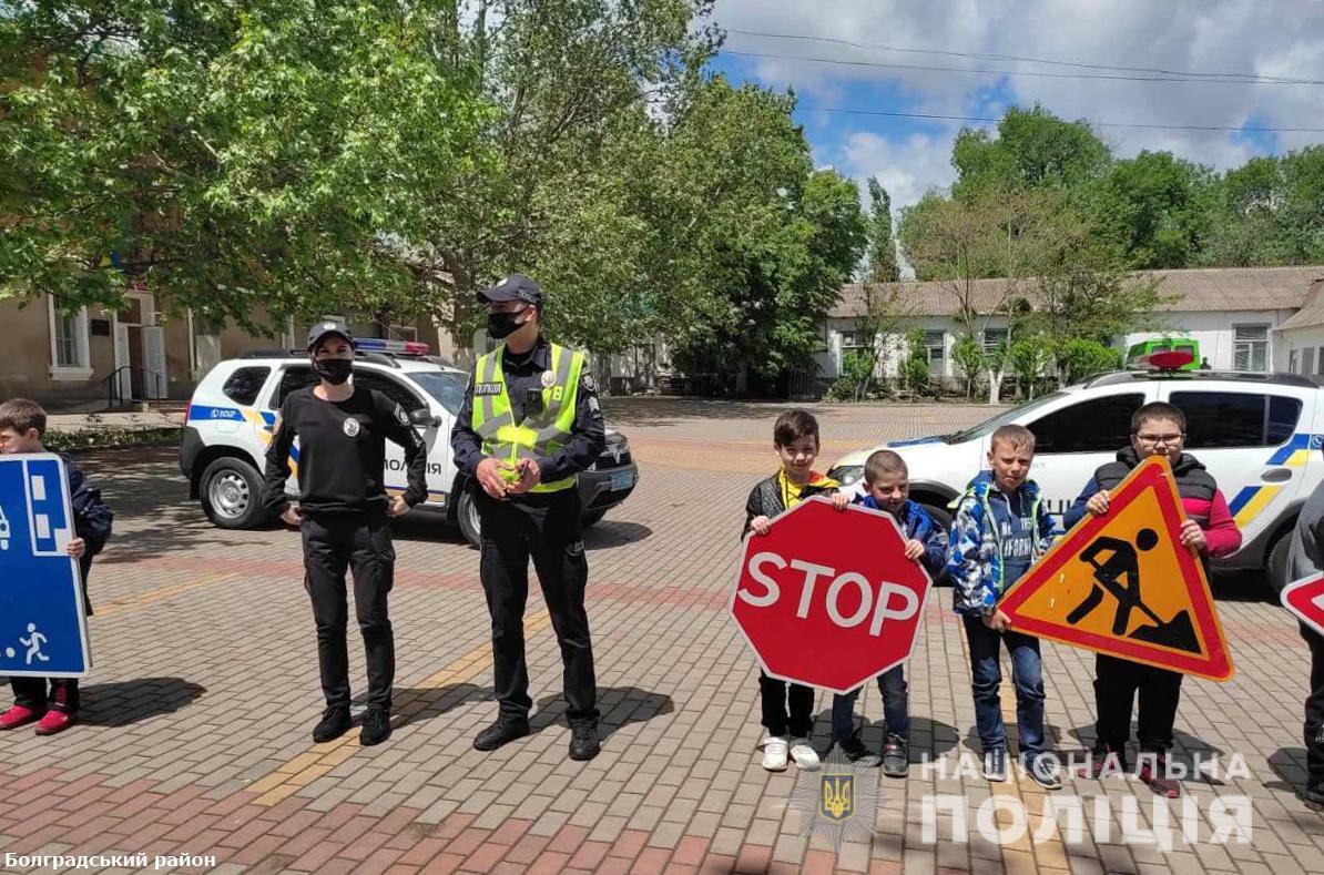 Поліцейські Одещини нагадують школярам про правила безпеки дорожнього руху