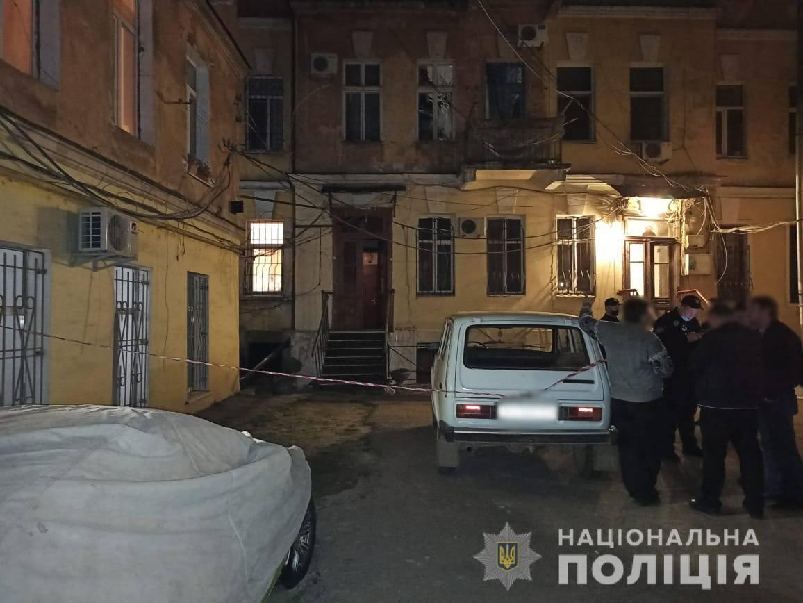 Одеські поліцейські розпочали розслідування за фактом виявлення вибухового пристрою біля житлового будинку на вулиці Кінній