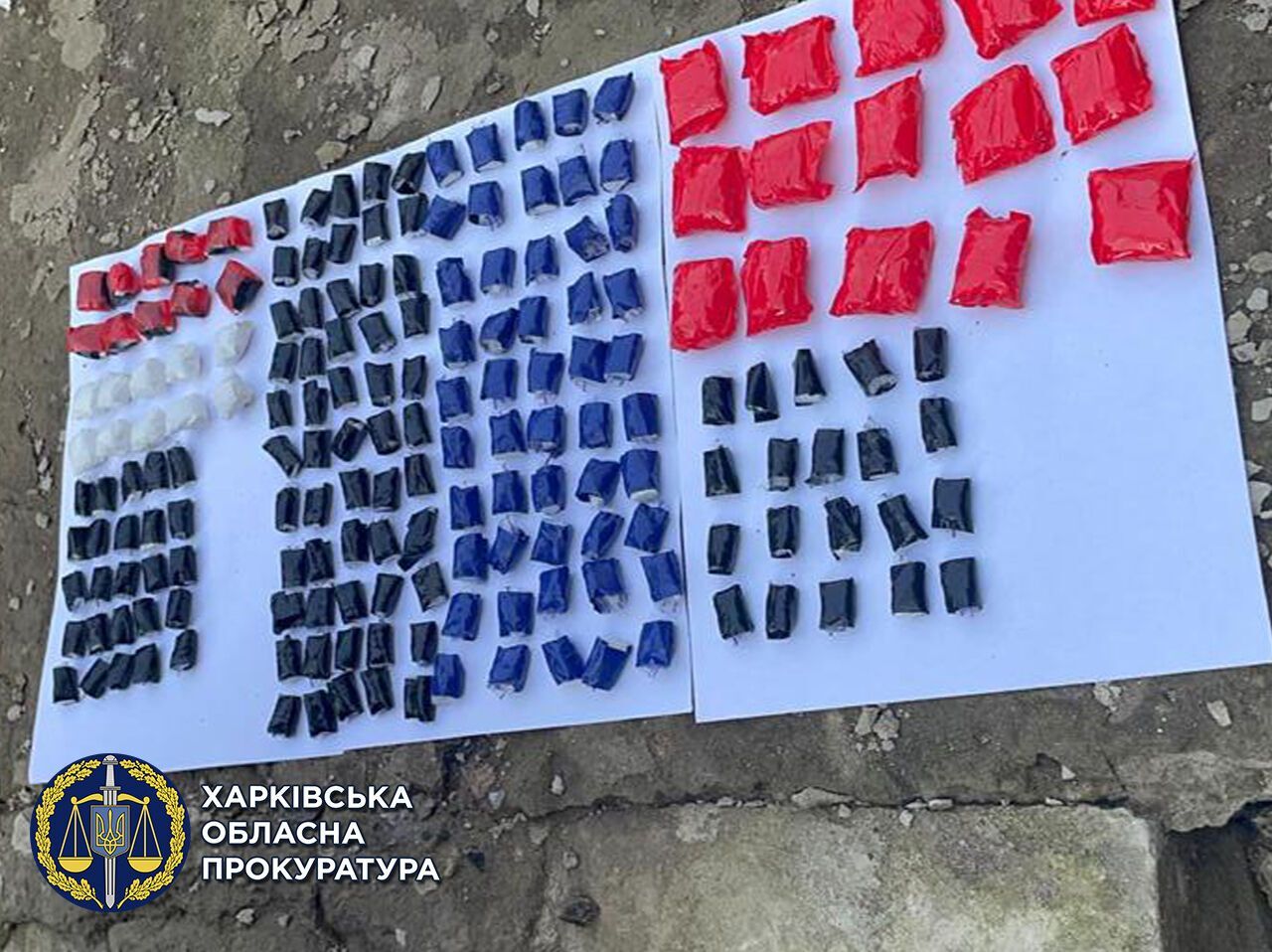 За розкладання згортків за наркотиками харків’янину повідомлено про підозру (ФОТО)
