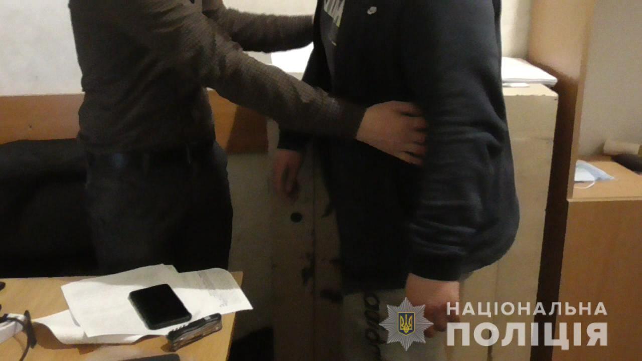 В Одесі поліцейські затримали трьох підозрюваних у розбійному нападі на молодого містянина та незаконному позбавленні його волі