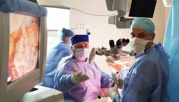 На Закарпатті роблять унікальні операції мозку — із мовними тестами