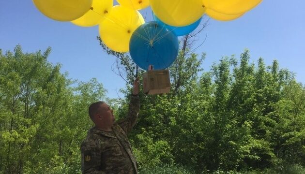 Волонтери та військові відправили на повітряних кульках до Донецька тисячі листівок
