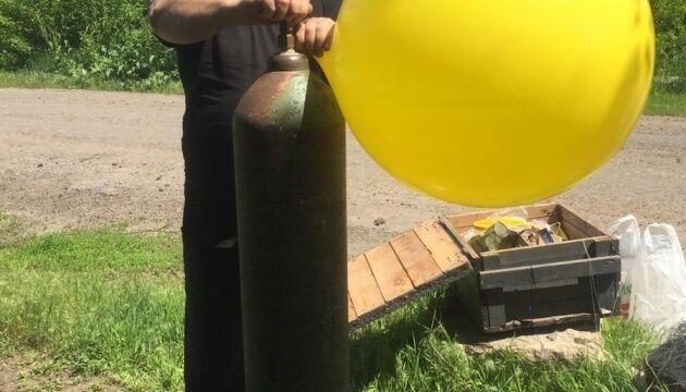 Волонтери та військові відправили на повітряних кульках до Донецька тисячі листівок