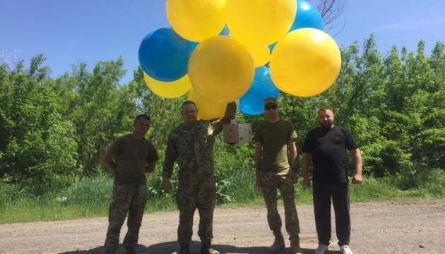 Волонтери та військові відправили на повітряних кульках до Донецька тисячі листівок