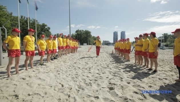 На пляжах Києва працюватимуть 120 лайфгардів на 26 рятувальних постах