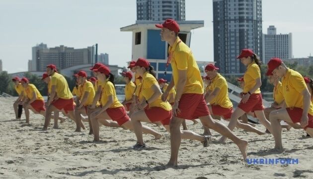 На пляжах Києва працюватимуть 120 лайфгардів на 26 рятувальних постах