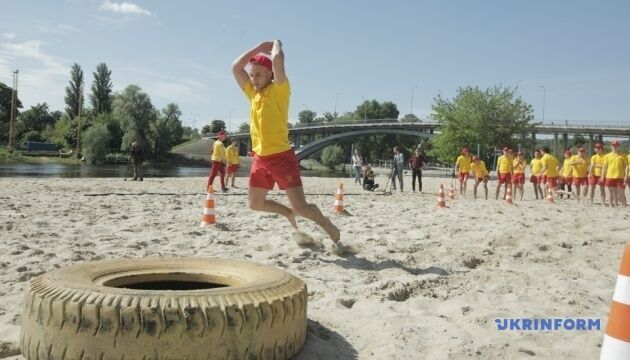 На пляжах Києва працюватимуть 120 лайфгардів на 26 рятувальних постах