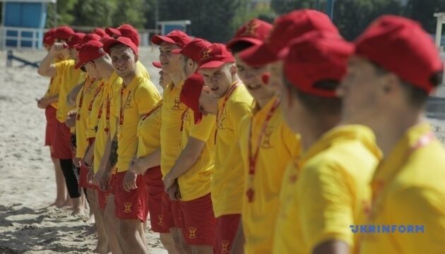 На пляжах Києва працюватимуть 120 лайфгардів на 26 рятувальних постах