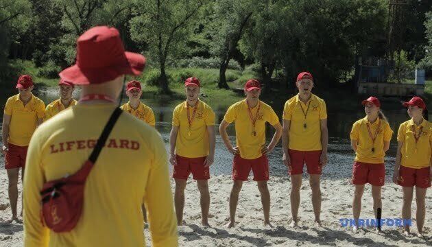 На пляжах Києва працюватимуть 120 лайфгардів на 26 рятувальних постах