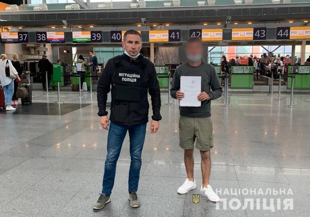 Поліцейські та міграційники примусово видворили з України групу нелегалів