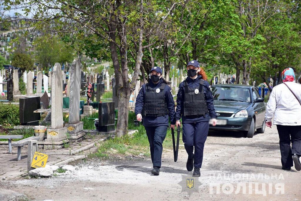 Понад 600 поліцейських забезпечують безпеку під час поминальних заходів на кладовищах