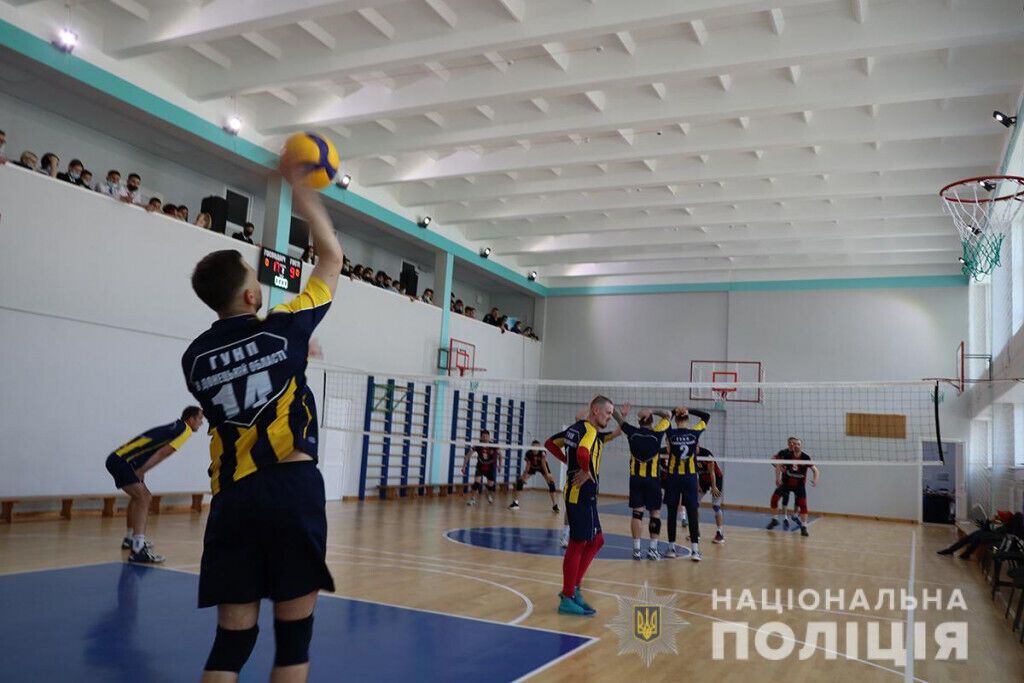 На Донеччині пройшов товариський матч з волейболу серед поліцейських та збірної Маріуполя