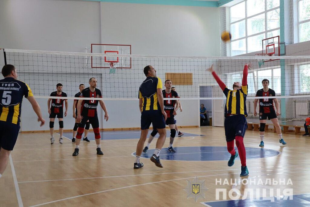 На Донеччині пройшов товариський матч з волейболу серед поліцейських та збірної Маріуполя