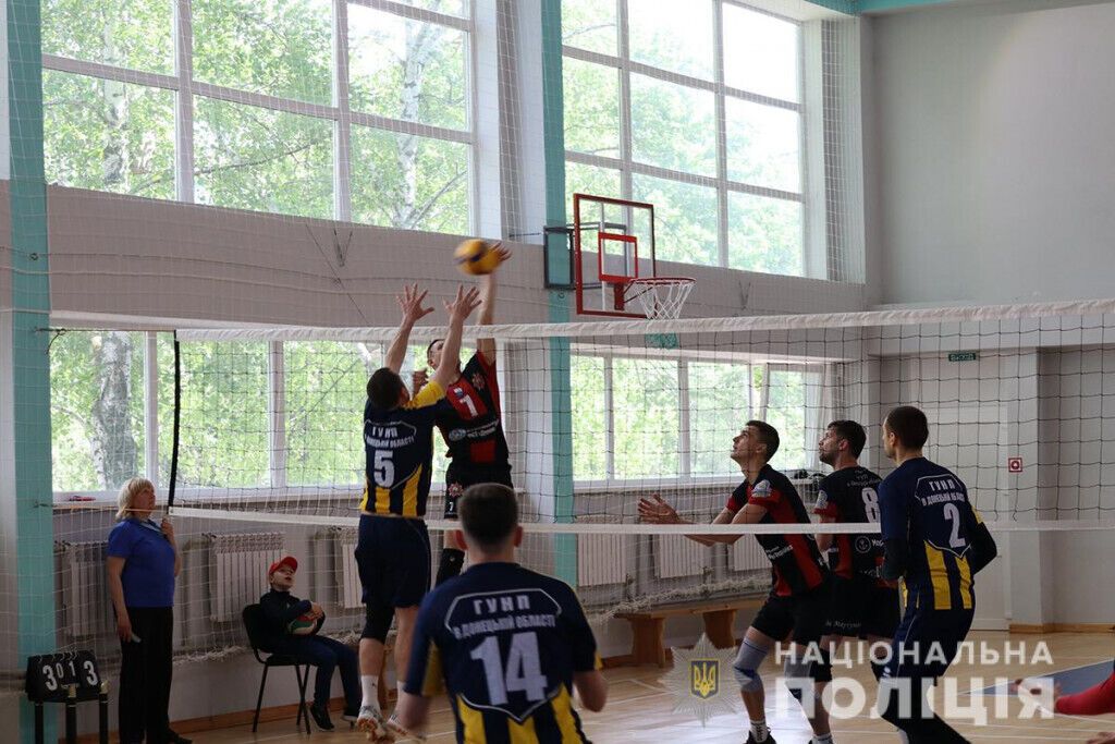 На Донеччині пройшов товариський матч з волейболу серед поліцейських та збірної Маріуполя