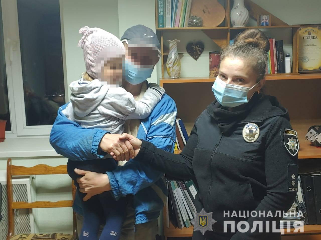 4-річну дівчинку, яку без нагляду дорослих виявили на вулиці в Подільську, повернули батькам