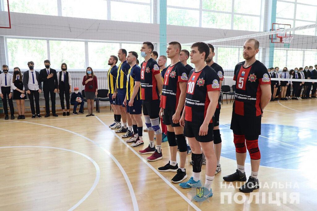 На Донеччині пройшов товариський матч з волейболу серед поліцейських та збірної Маріуполя