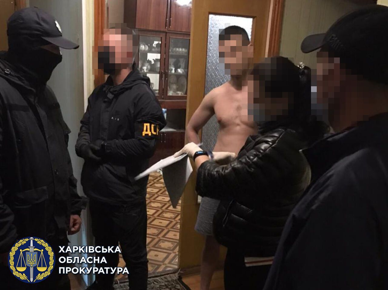 Викрито вимагачів, які били та незаконно позбавили волі людину — трьом чоловікам повідомлено про підозру (ФОТО)