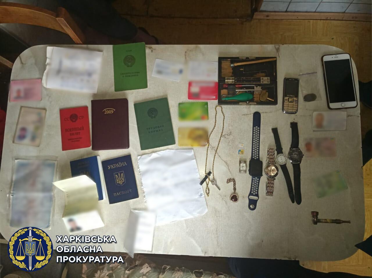 Викрито вимагачів, які били та незаконно позбавили волі людину — трьом чоловікам повідомлено про підозру (ФОТО)