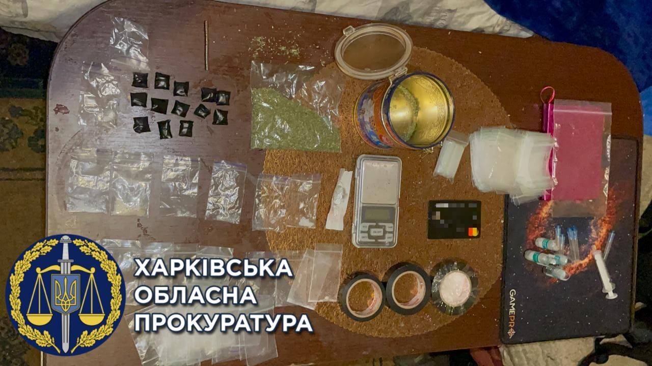 Розкладав згортки з метадоном у Харкові — чоловіку повідомлено про підозру (ФОТО)