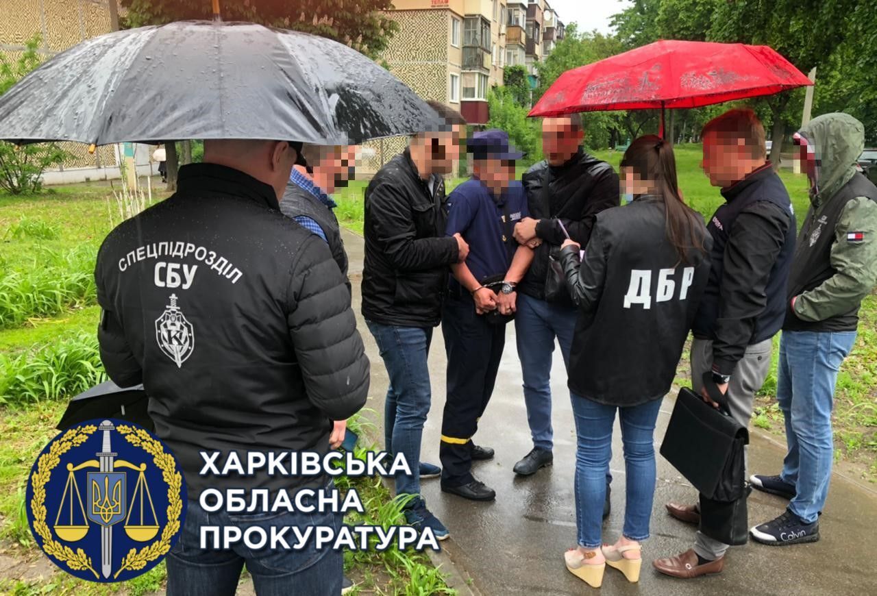 Пообіцяв заплющити очі на порушення безпеки при реконструкції торгівельно-офісного центру за 20 тисяч грн — співробітнику ДСНС повідомлено про підозру (ФОТО)