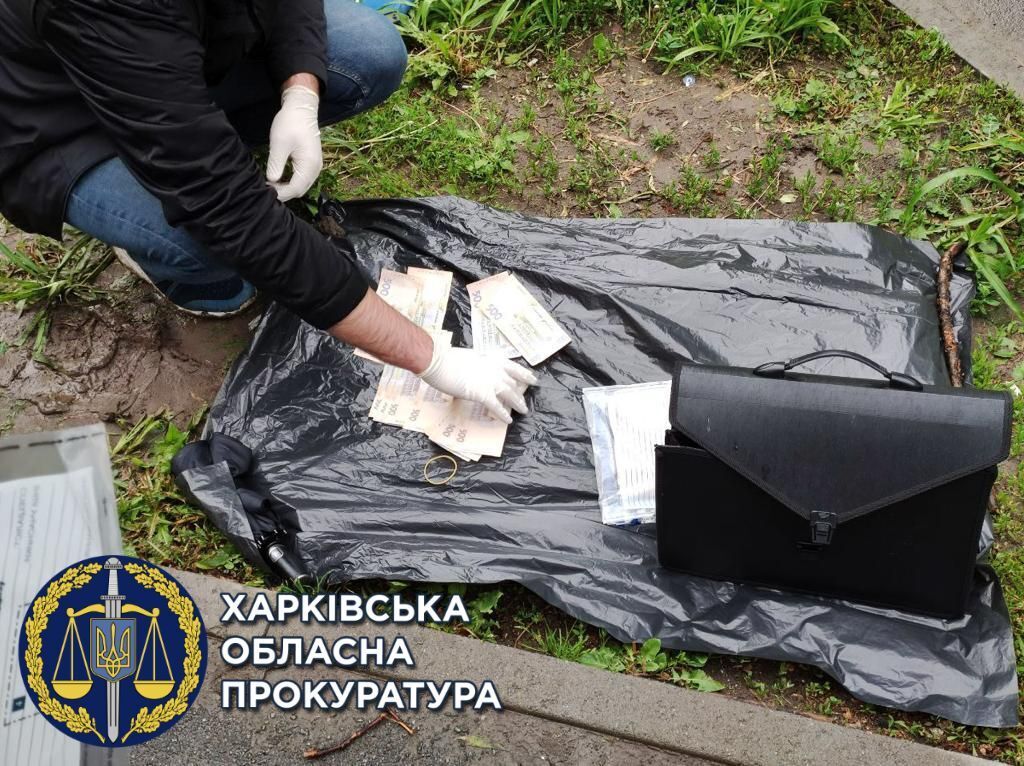 Пообіцяв заплющити очі на порушення безпеки при реконструкції торгівельно-офісного центру за 20 тисяч грн — співробітнику ДСНС повідомлено про підозру (ФОТО)