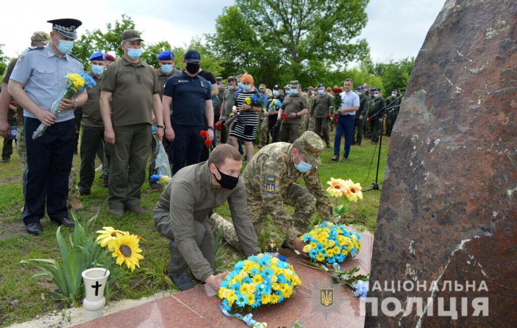 Поліцейські вшанували пам'ять захисників України, які загинули у збитому гелікоптері під Слов’янськом