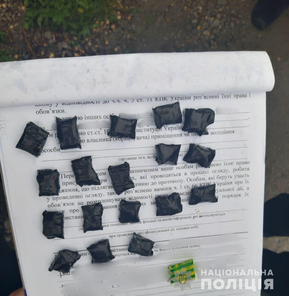 В Маріуполі бійці роти поліції особливого призначення викрили жінку у збуті наркотичних речовин