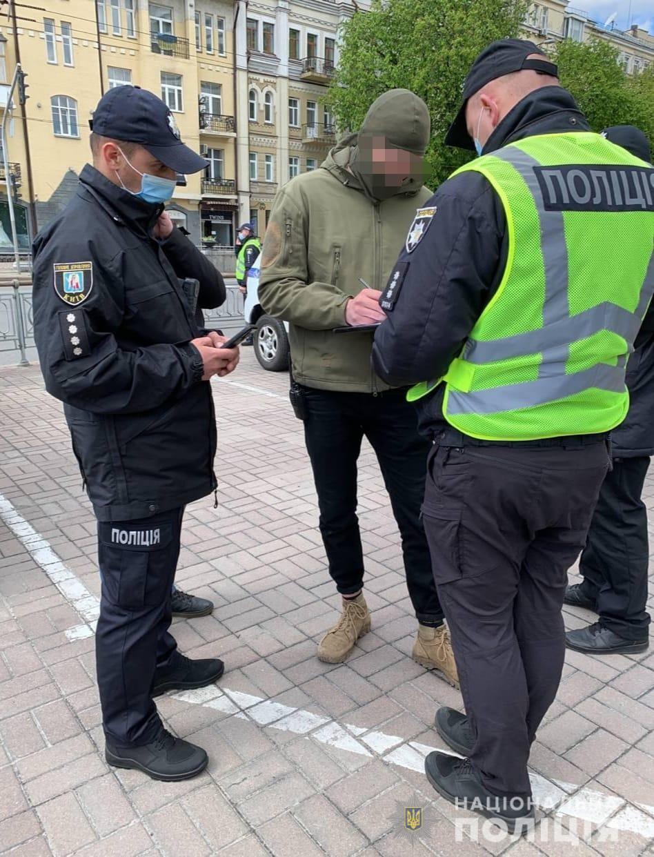 Київські поліцейські склали адмінпротокол на чоловіка, який використав нацистське вітання під час заходів