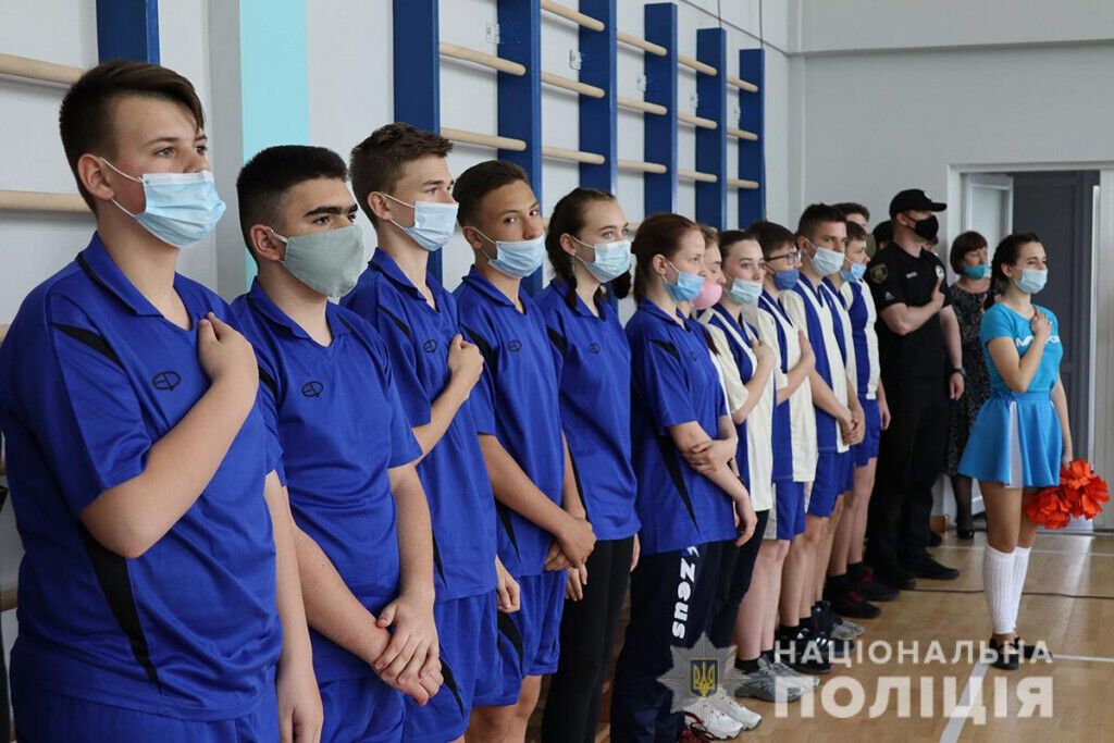 На Донеччині пройшов товариський матч з волейболу серед поліцейських та збірної Маріуполя