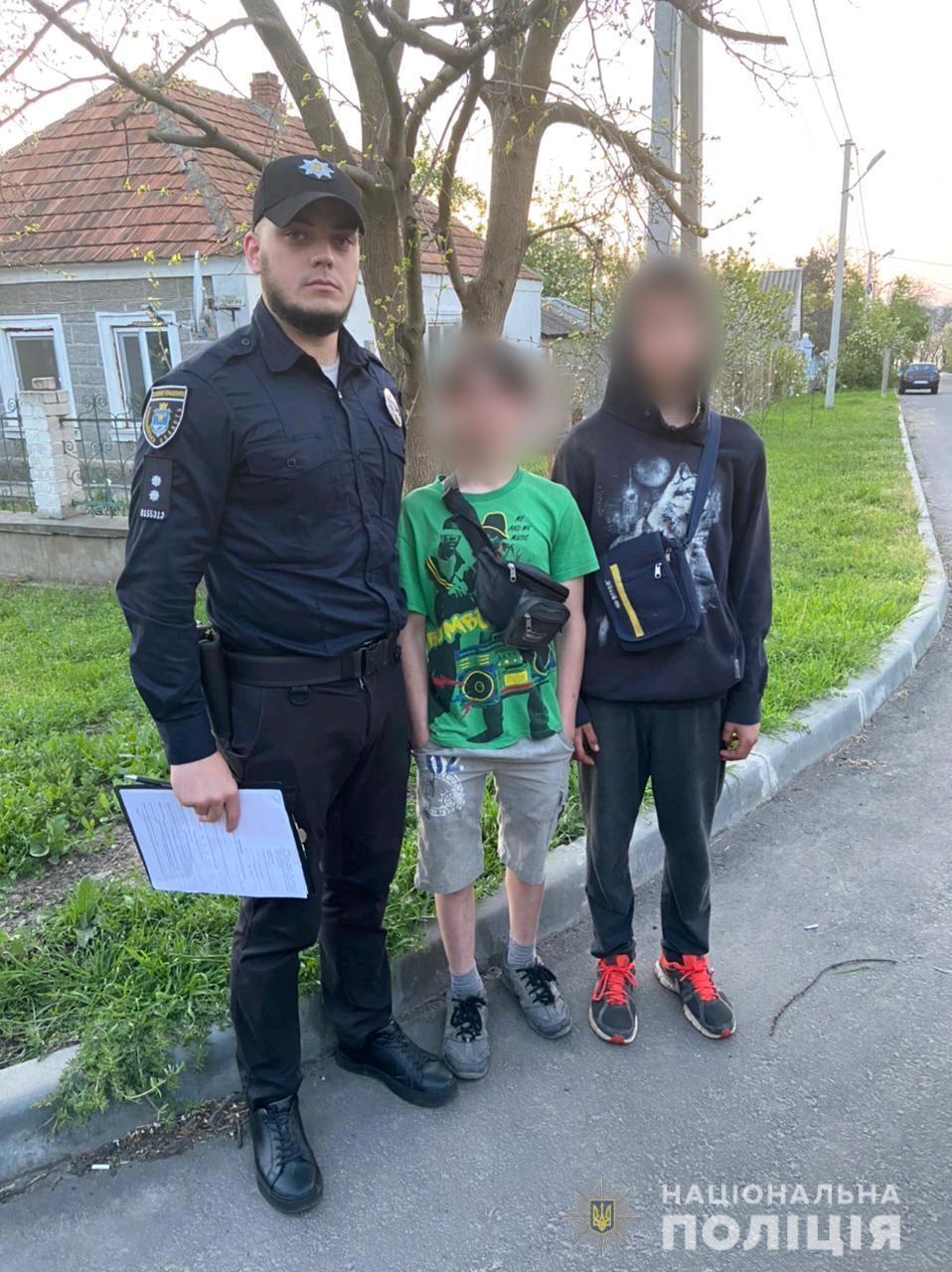 Миколаївські поліцейські швидко встановили місцезнаходження двох зниклих хлопчиків