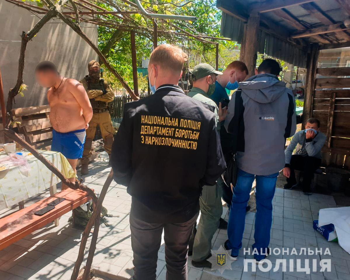 Миколаївські правоохоронці затримали угруповання наркодилерів за розповсюдження метадону