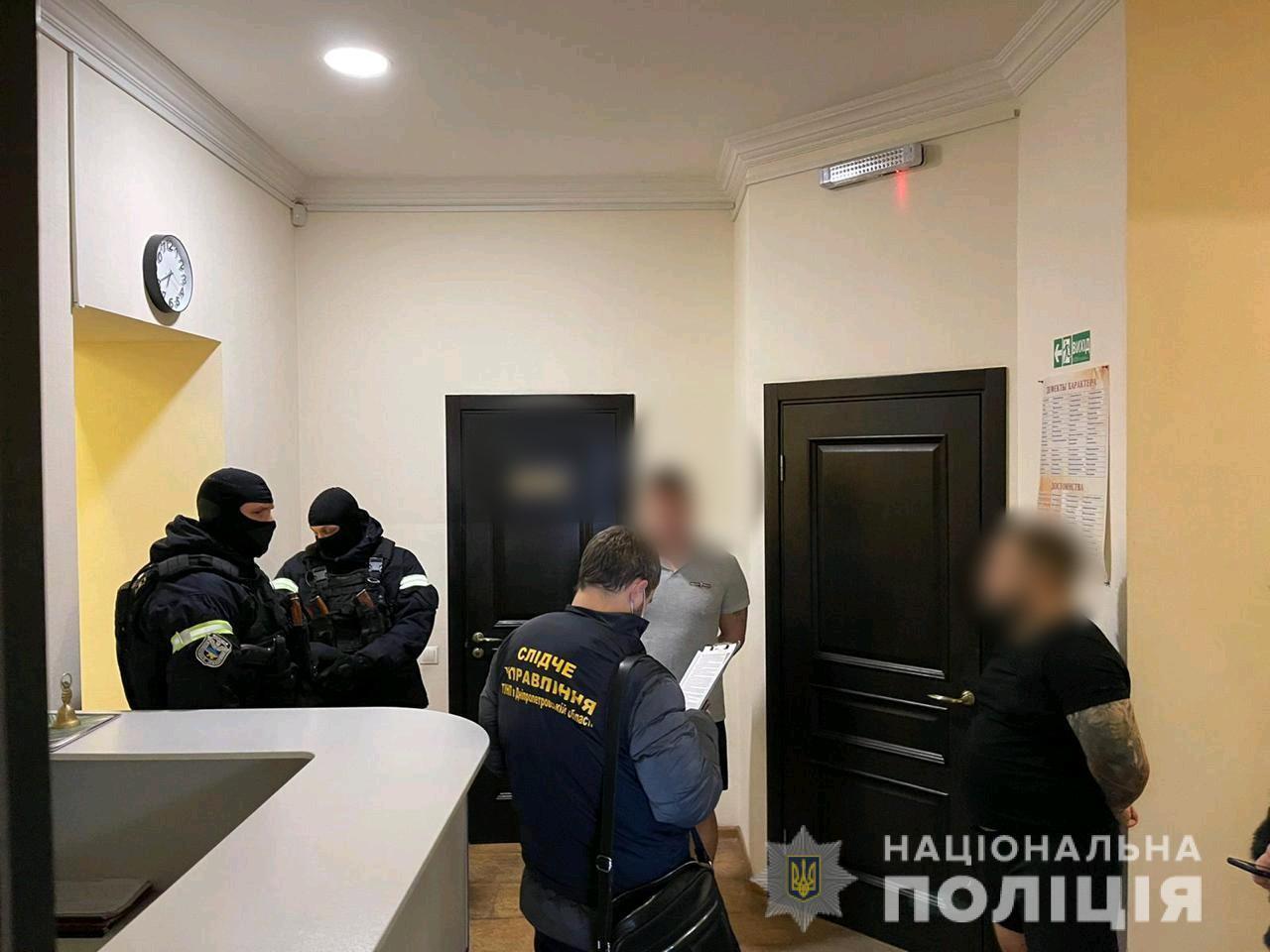 На Дніпропетровщині поліцейські оголосили підозру чотирьом колишнім посадовцям банку за привласнення 86 мільйонів гривень