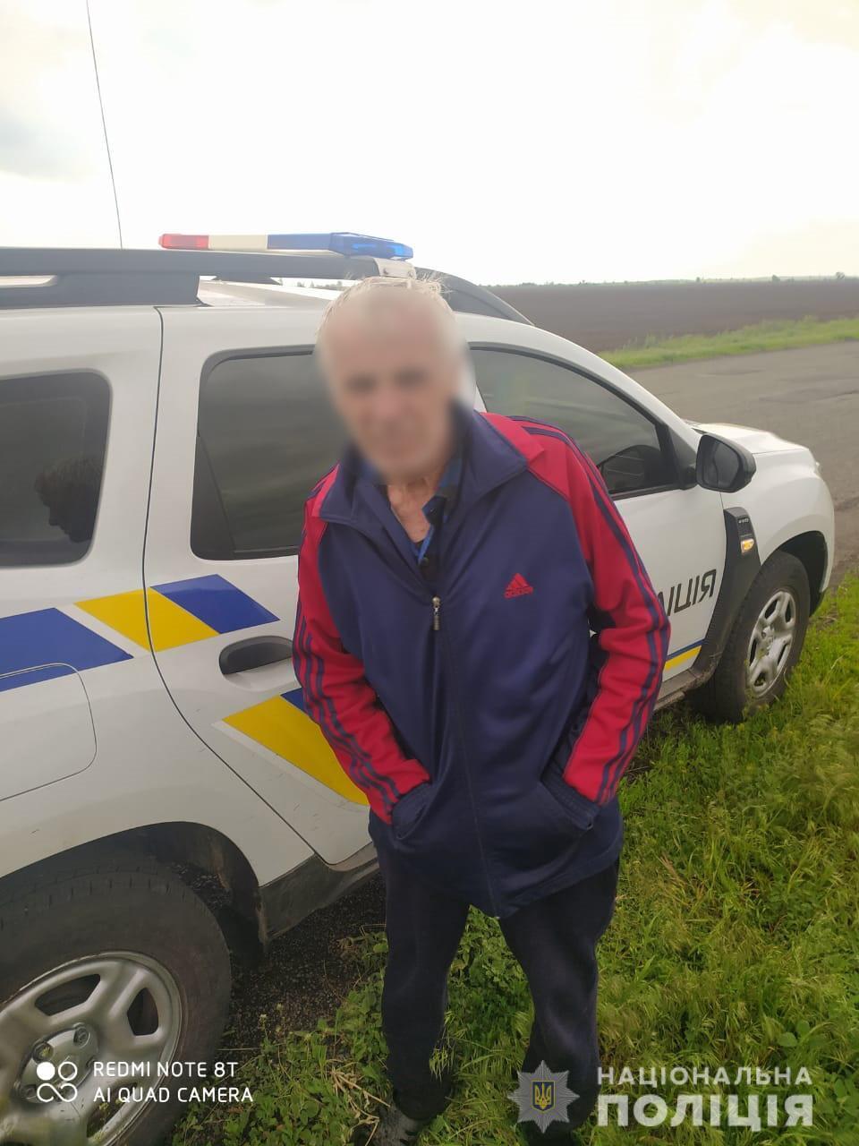 На Дніпропетровщині поліцейський офіцер громади розшукав заблукалого дідуся