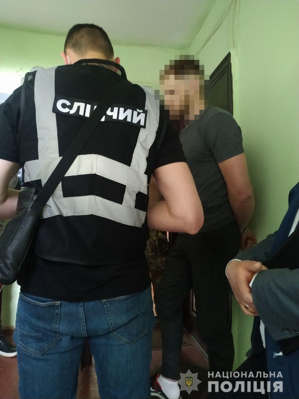На Харківщині слідчі поліції повідомили про підозру двом чоловікам у вчиненні розбійного нападу на пункт обміну валют