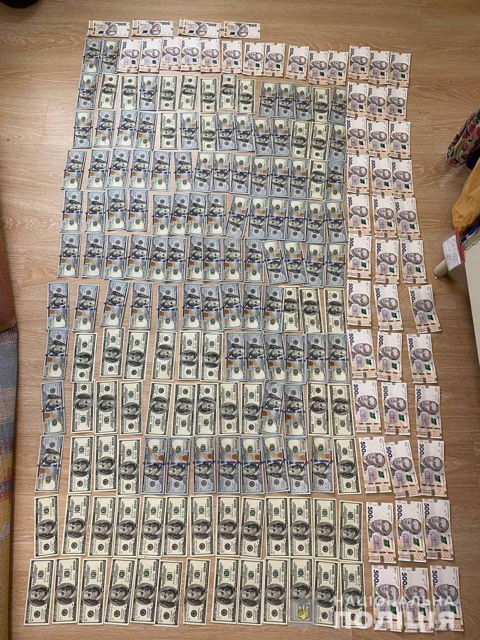 На Харківщині слідчі поліції повідомили про підозру двом чоловікам у вчиненні розбійного нападу на пункт обміну валют