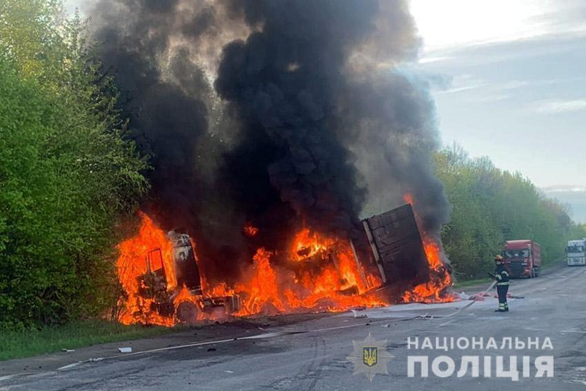 На Хмельниччині поліція з'ясовує обставини ДТП із загиблими за участю трьох транспортних засобів