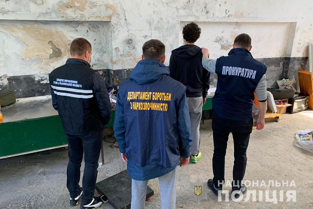 На Львівщині поліцейські затримали чоловіка, який налагодив канал постачання нарковмісних пігулок із Євросоюзу