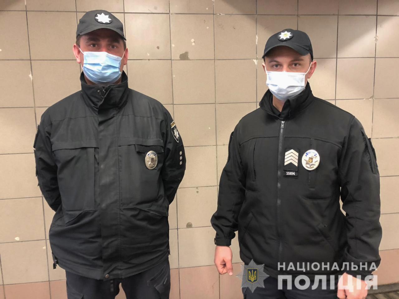 Поліцейські столичного метрополітену надали допомогу жінці, яка народила на станції метро ''Лісова''