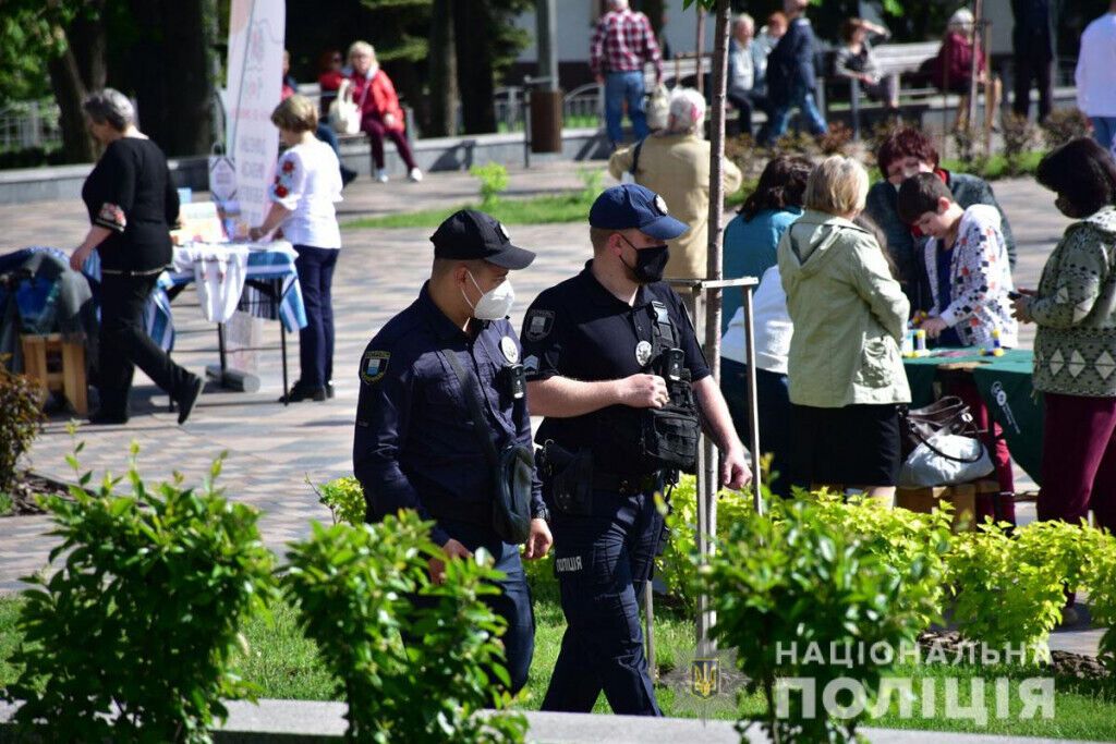 Поліція Донеччини забезпечила охорону громадського правопорядку на Всесвітній день вишиванки