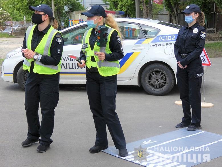 Столичні поліцейські провели для школярів заняття з правил безпеки дорожнього руху