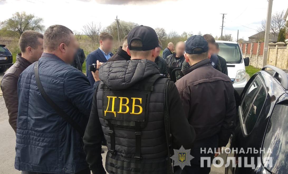 У Тернопільській області внутрішня безпека Нацполіції викрила поліцейських на вимаганні хабаря
