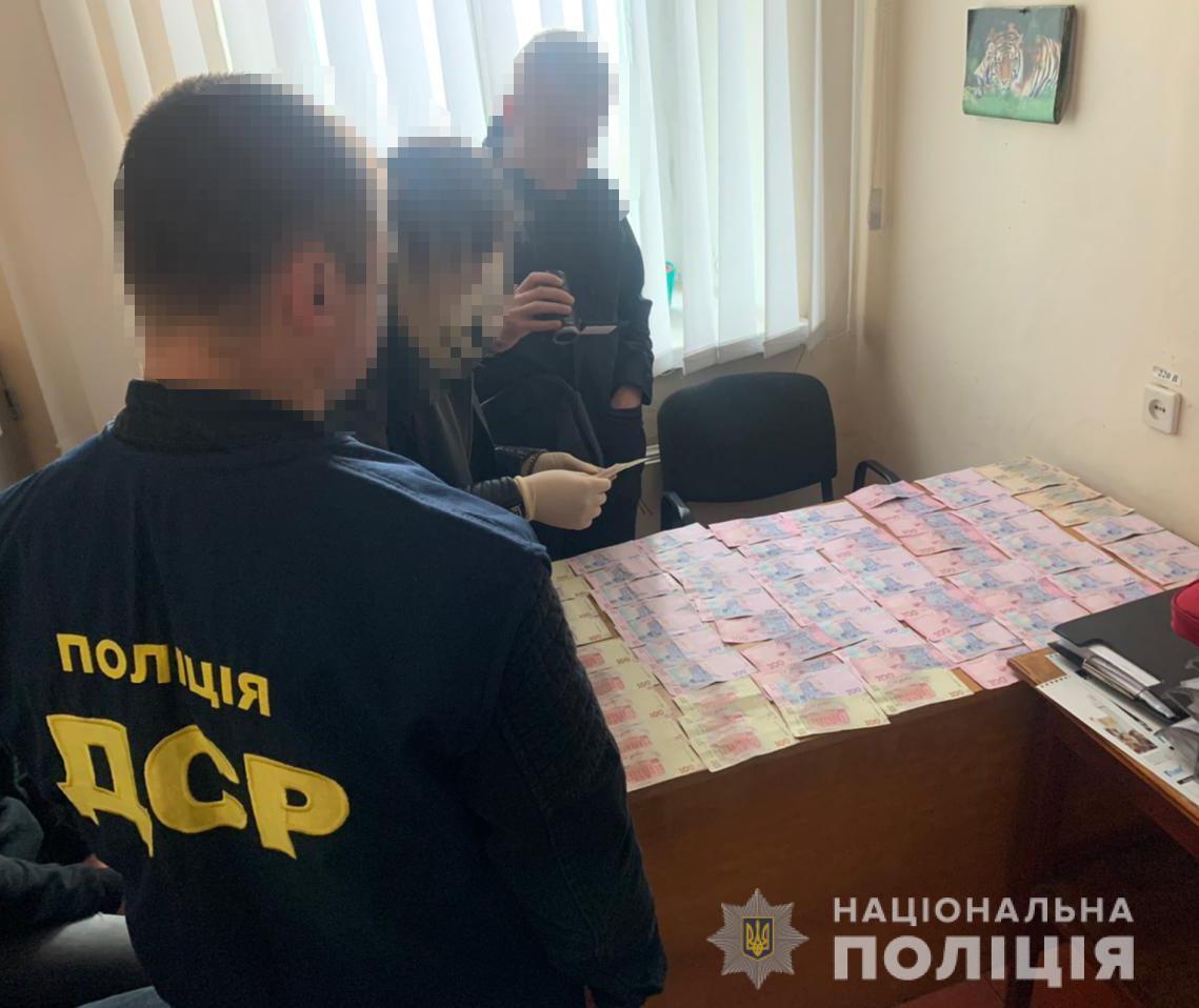 «Відкат» за відпуск продукції без належного оформлення – поліцейські Рівненщини затримали посадовця автомобільного ремонтного заводу