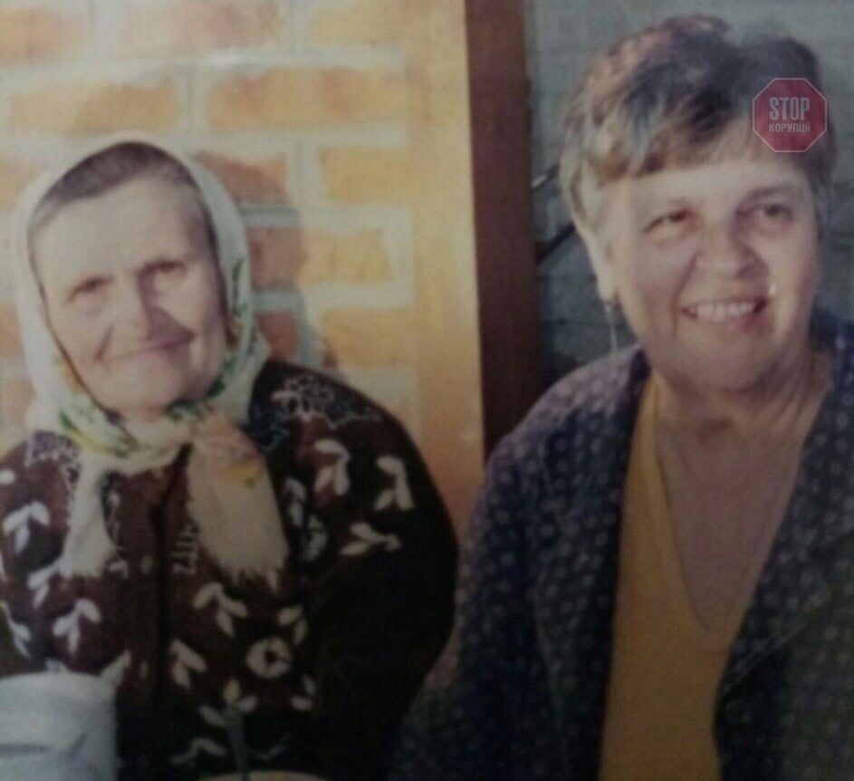  Олена Заволока з матір'ю, якій не допомогли одухати кошти, втрачені на депозитному рахунку