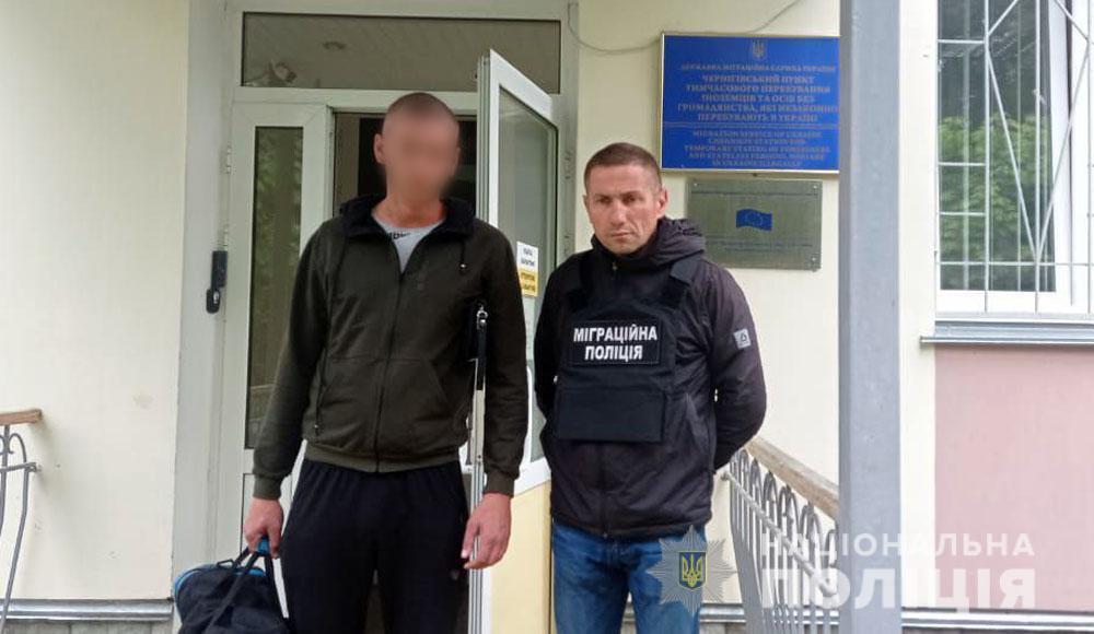 Поліцейські та міграційники примусово видворили з України групу нелегалів