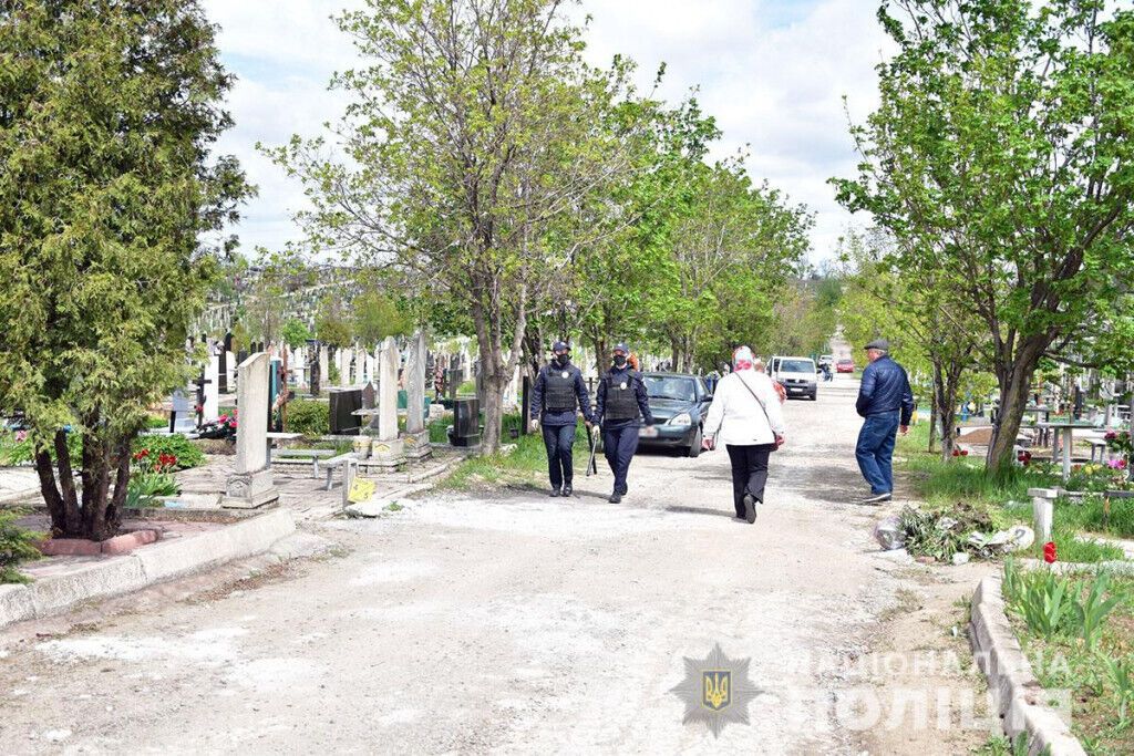 Понад 600 поліцейських забезпечують безпеку під час поминальних заходів на кладовищах