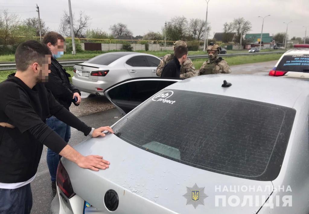 Закарпатські правоохоронці встановили групу зловмисників, причетних до розклеювання провокативних листівок в Берегові